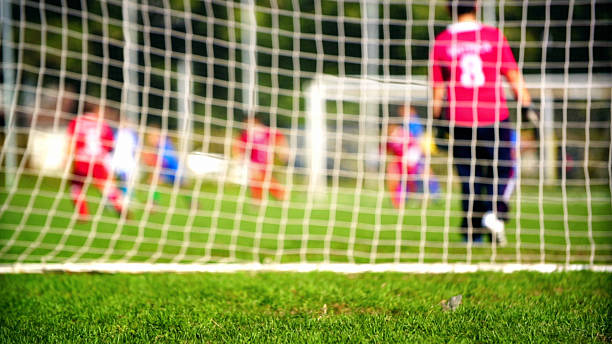 kleine jungs spielen fußball. - playing field goalie soccer player little boys stock-fotos und bilder