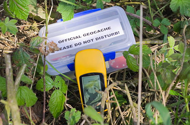 Geocache e dispositivo GPS - foto de acervo