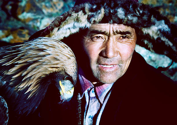 mongol homem com a tradicional cultura conceito de estilos de vida - independent mongolia fotos - fotografias e filmes do acervo