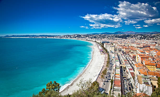 vista panorâmica de nice litoral e praia com céu azul. - city of nice france beach panoramic - fotografias e filmes do acervo