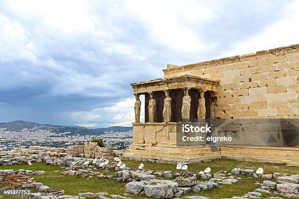 Erectheion Caryatids Mit Panoramablick Auf Die Stadt Athen Griechenland Stockfoto und mehr Bilder von Akropolis - Athen