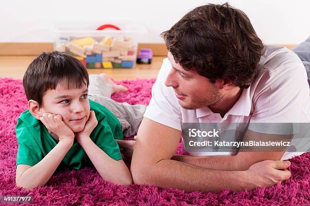 Joven Padre E Hijo Foto de stock y más banco de imágenes de Hablar - Hablar, Niño, Padres