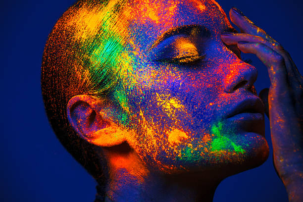 femme avec maquillage pour poudre néon - women paint painting body paint photos et images de collection