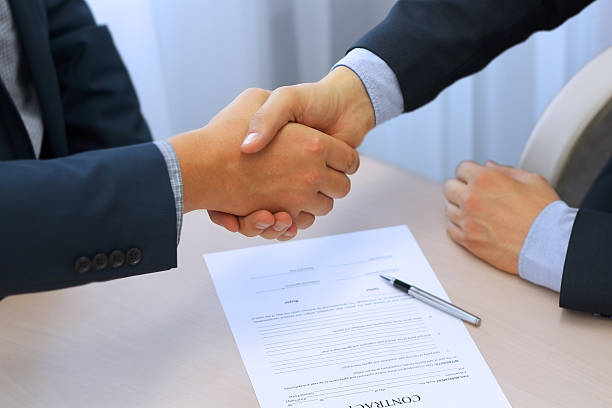 close-up de uma imagem firme aperto de mão entre dois colegas de trabalho - stability agreement handshake human hand - fotografias e filmes do acervo