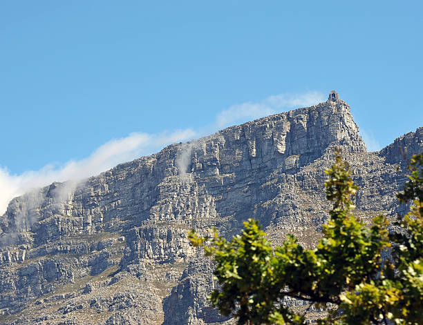 Table Mountain, Capetown,S.Africa Blue sky over Table Mountain as the 'table cloth' of cloud starts to roll in; Capetown, S.Africa table mountain and the tablecloth stock pictures, royalty-free photos & images