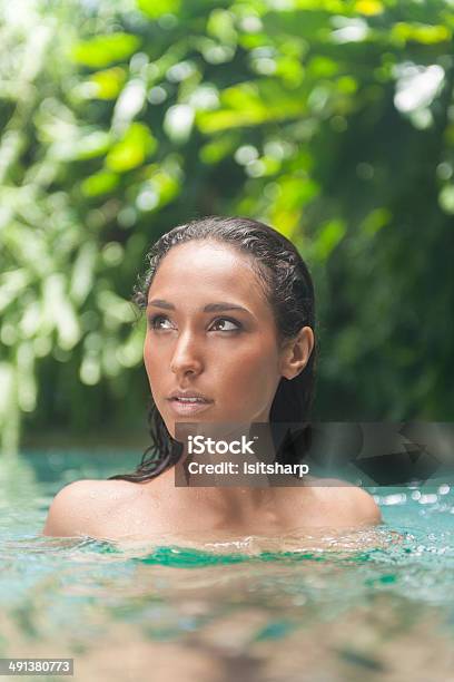 Junge Frau In Einer Lagune Stockfoto und mehr Bilder von 20-24 Jahre - 20-24 Jahre, Bewegungsunschärfe, Erwachsene Person