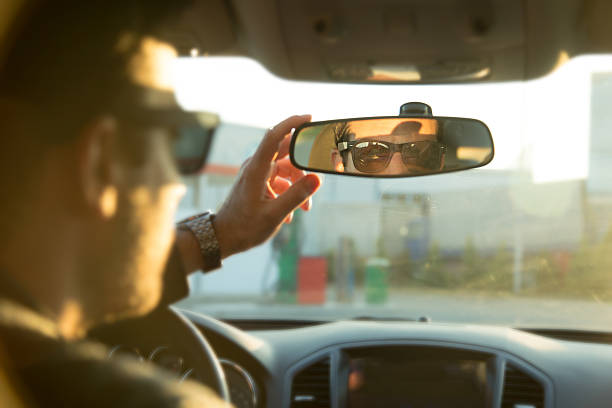 motorista no espelho retrovisor - single lane road - fotografias e filmes do acervo