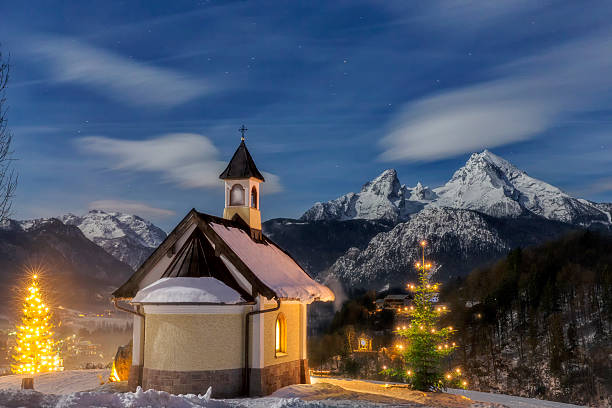 cappella di natale - snow mountain austria winter foto e immagini stock