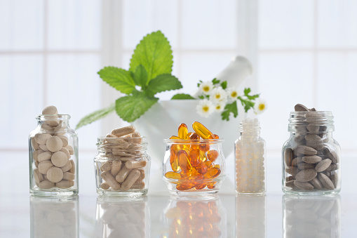 Kapsul, tablet, pil, dan softgel dari produk herbal