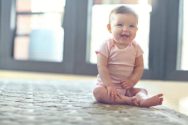 ella estará en sus pies en ningún momento. - onesie fotografías e imágenes de stock