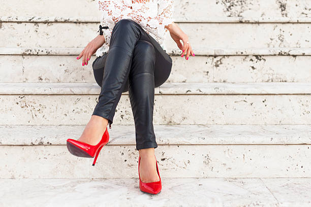 lady con rosso alto tacco scarpe - leather pants foto e immagini stock