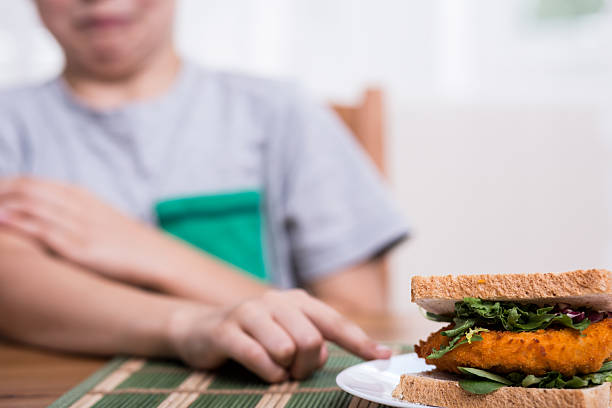 verweigert essen, hühnchen-sandwich - eating obsessive child toddler stock-fotos und bilder