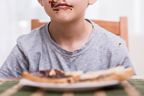 chocolat dans la bouche - eating obsessive child toddler photos et images de collection