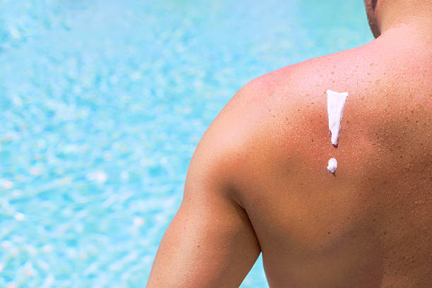 pericolo di proteggersi dal sole in diretta soleggiato - men naked water male foto e immagini stock