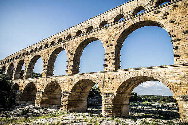 pont du gard, antiguo roman's bridge en provence, francia - aqueduct roman ancient rome pont du gard fotografías e imágenes de stock