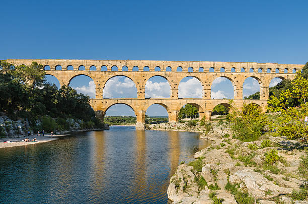 le pont du gard, ancien pont romain en-provence, france - aqueduct roman ancient rome pont du gard photos et images de collection