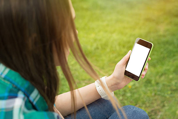 Mujer con smartphone en el parque - foto de stock