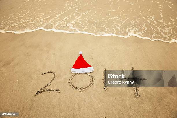 2014 산타 모자 On 바다빛 해변 모래 0명에 대한 스톡 사진 및 기타 이미지 - 0명, 2014년, 개념