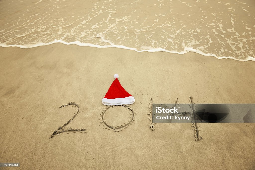 2014 с Колпак Санта Клауса на море Пляж песок - Стоковые фото 2014 роялти-фри