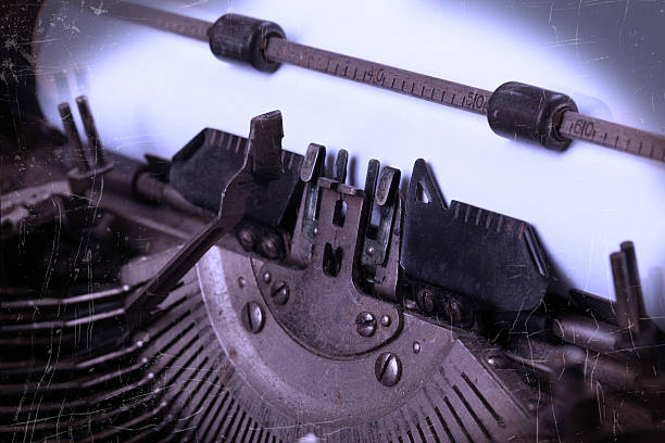 vieja máquina de escribir con papel - typewriter retro revival old fashioned obsolete fotografías e imágenes de stock