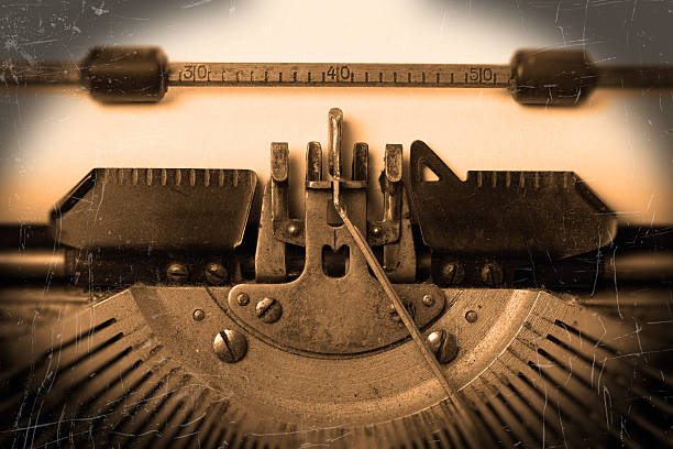vieja máquina de escribir con papel - typewriter retro revival old fashioned obsolete fotografías e imágenes de stock