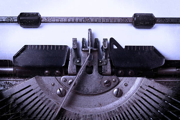 alte schreibmaschine mit papier - typewriter retro revival old fashioned obsolete stock-fotos und bilder