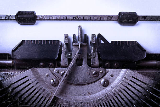 vieja máquina de escribir con papel - typewriter retro revival old fashioned obsolete fotografías e imágenes de stock