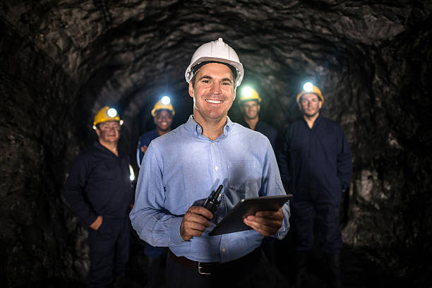 hombre al frente de un grupo de hombres que trabajan en una mina - mine of salt fotografías e imágenes de stock