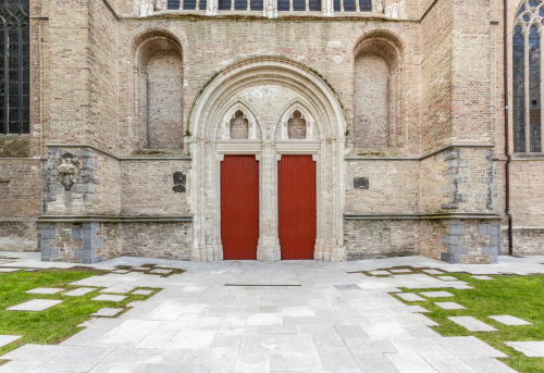 In Bruges there is a church whit two doors in the middel of the city