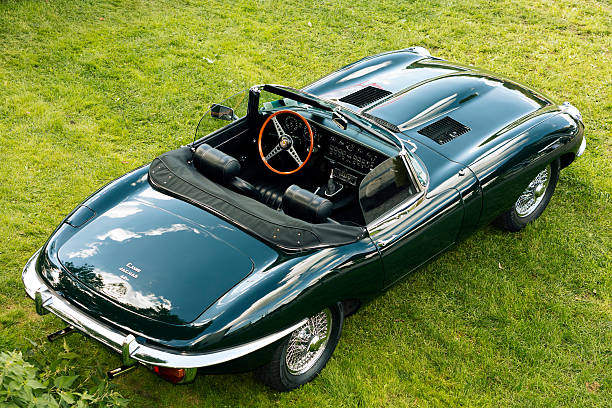 voiture de sport britannique légendaires jaguar type e cabriolet décapotable s1 - e type photos et images de collection