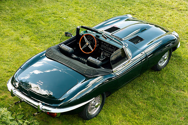 lendário carro esportivo clássico britânico jaguar e-type s1 roadster - jaguar car vintage car collectors car personal land vehicle - fotografias e filmes do acervo