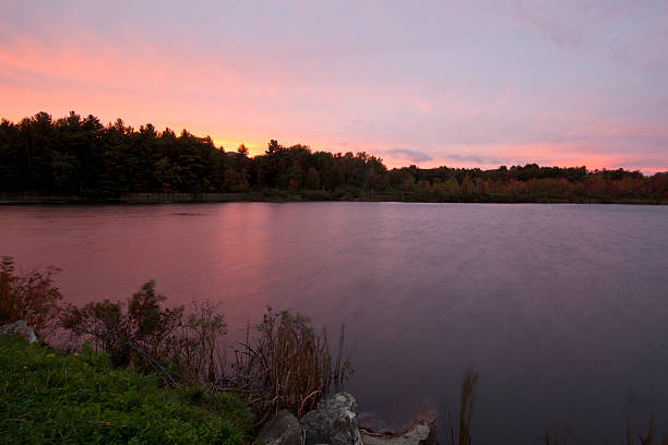 pontoosuc lake - massachusetts the berkshires autumn mountain zdjęcia i obrazy z banku zdjęć