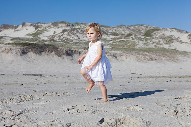 menina jogar e correr na praia - handcarves nature sports and fitness people imagens e fotografias de stock