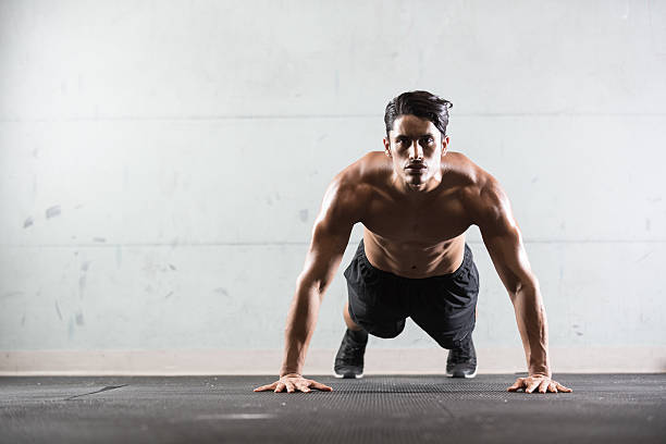 Hispânica homem fazendo Push Ups - foto de acervo