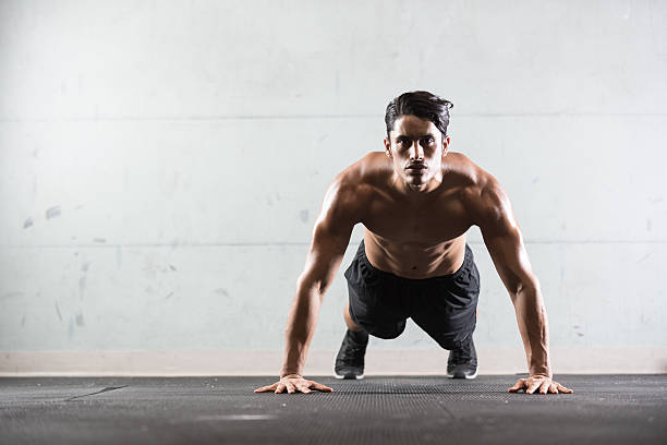 испанец человек делает отжимания - 20s athlete muscular build balance стоковые фото и изображения