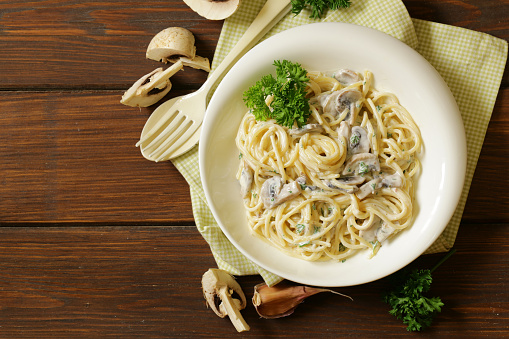 pasta carbonara with mushrooms, garlic and parsley