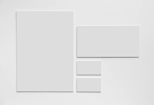 gray einfachen briefpapier mock-up auf weißem hintergrund vorlage - büromaterial stock-fotos und bilder
