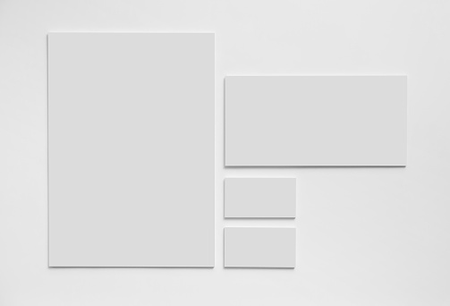 Gray simple artículos de papelería modelo plantilla sobre fondo blanco photo