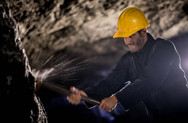 minero de trabajo en una mina - mine of salt fotografías e imágenes de stock