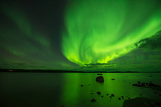 湖に火 - yellowknife ストックフォトと画像