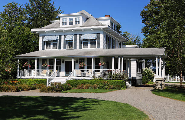 Luxury New England House, Kennebunkport, Maine, USA. Kennebunkport, ME, USA - September 16, 2015: Luxury New England House  with grey shingle exterior, Kennebunkport, Maine, USA. Landscaped front yard, driveway, green grass, bushes, trees, flowers and vivid clear blue sky are in the image. Canon EOS 6D (full frame sensor) and Canon EF 24-105mm f/4 L IS lens. Polarizing filter. driveway colonial style house residential structure stock pictures, royalty-free photos & images
