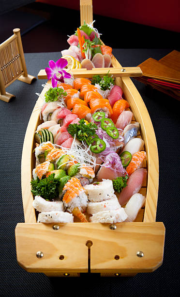 sushi & łódka sushi - sushi california roll salmon sashimi zdjęcia i obrazy z banku zdjęć