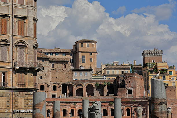 la antigua muralla de columnas y edificios de trajan foro - traiani fotografías e imágenes de stock