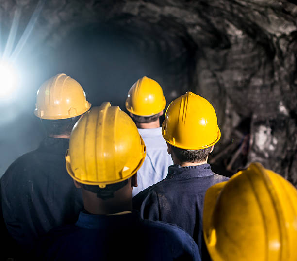 grupo de mineros entrando en una mina - mine of salt fotografías e imágenes de stock