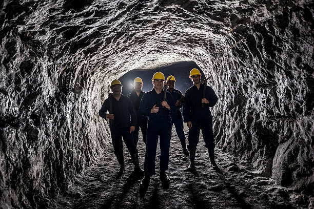 grupo de mineros en una mina subterránea - mine of salt fotografías e imágenes de stock
