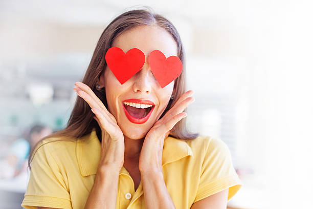 koncepcja emotikonów emoji: kobieta z sercem, a jej oczy - crazy eyes zdjęcia i obrazy z banku zdjęć