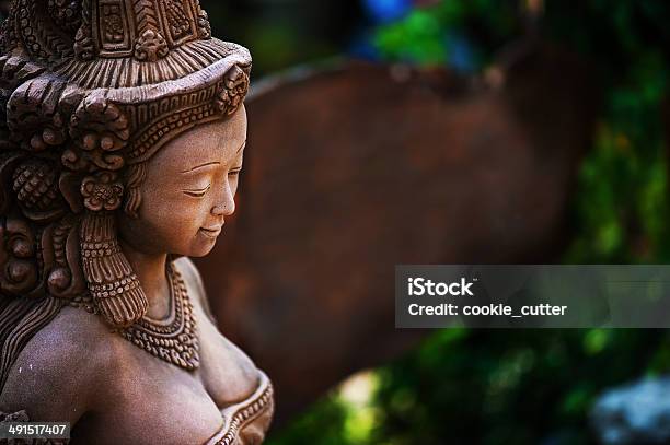 Estatua Del Ángel De Reposo De Musgo Foto de stock y más banco de imágenes de Adulto - Adulto, Arreglar, Belleza