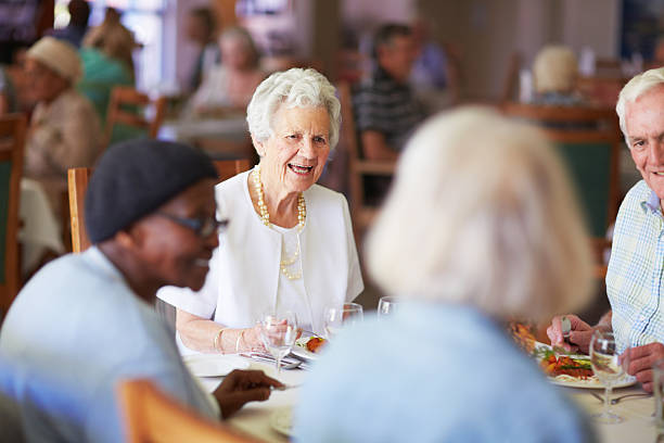 almoço com friends- realce do dia - senior adult nursing home eating home interior imagens e fotografias de stock