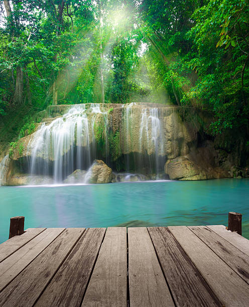 エラワン滝、カーンチャナブリー県（タイ） - waterfall erawan tropical rainforest tree ストックフォトと画像