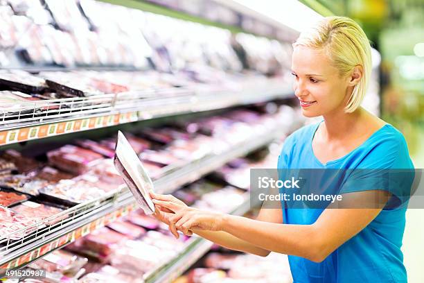 Frau Die Ein Produkt Label Beim Einkaufen Im Supermarkt Stockfoto und mehr Bilder von 30-34 Jahre